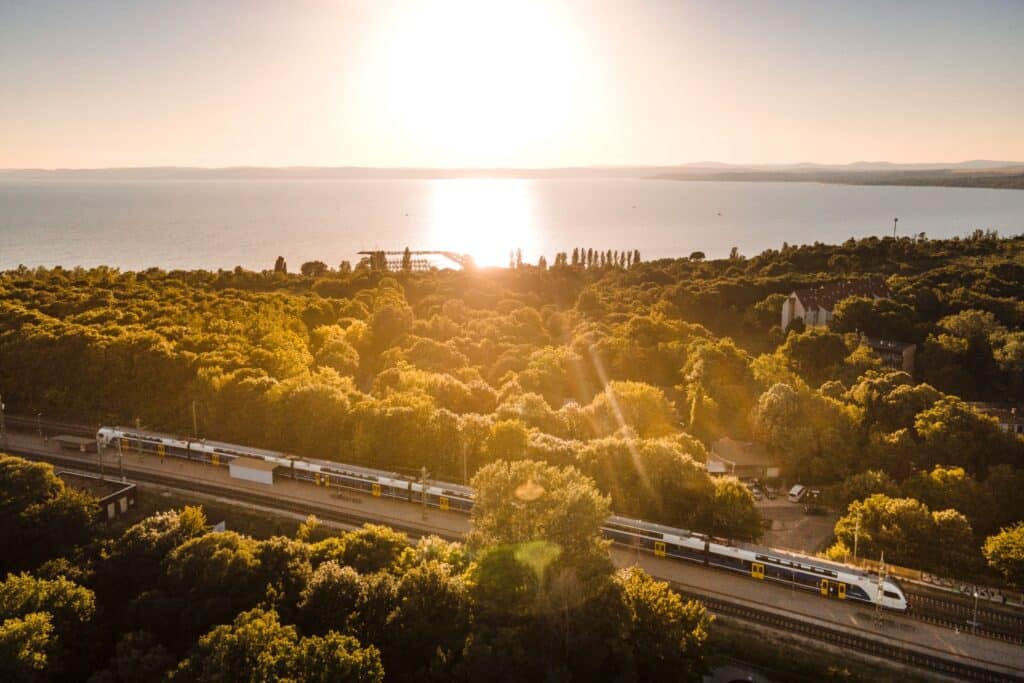 Węgierskie koleje MÁV zwiększają ofertę przewozową nad Balaton na sezon letni 2025 foto: MAV