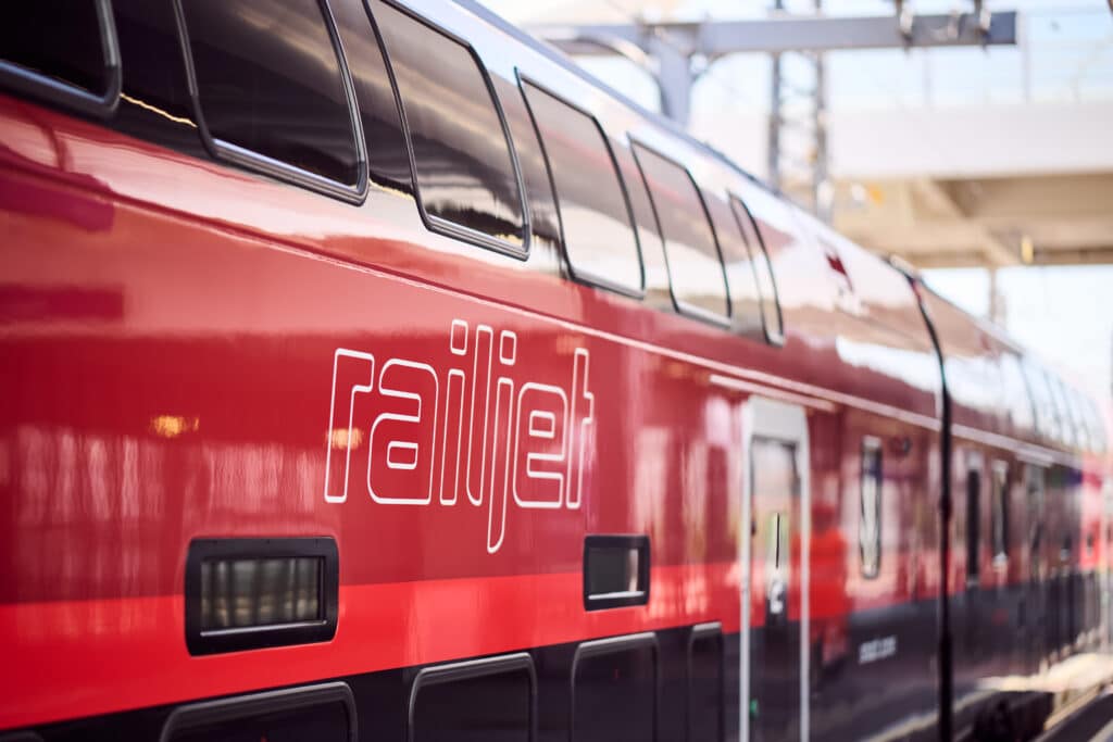 Stadler i ÖBB zaprezentowali nowy piętrowy pociąg dalekobieżny KISS foto: Stadler