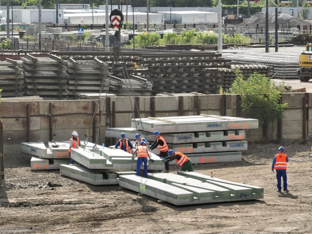 Warszawa: Rusza remont torowiska na Pl. Zawiszy. Potrzebne elementy przyjechały koleją foto: UM Warszawa