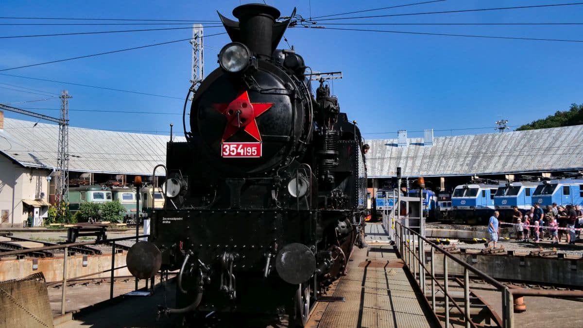 Inforail - Parowóz na weekendowe uroczystości Szlaku Posázawskiego i do Zruča nad Sázavou