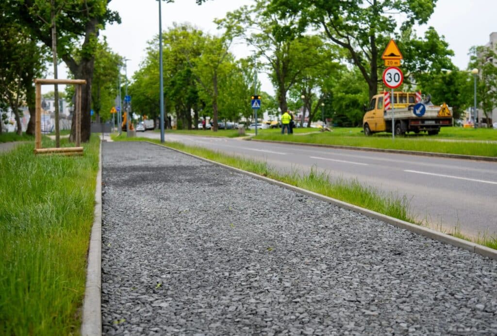 Po sześciu miesiącach od zakończenia prac, mieszkańcy Gdyni zauważyli, że na odcinku drogi rowerowej znowu pojawiły się ekipy remontowe.