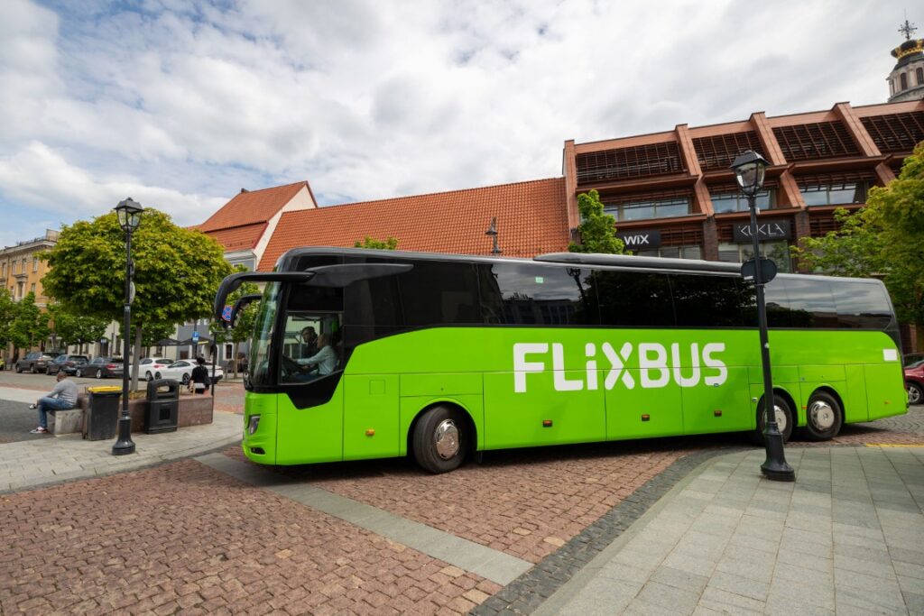 FlixBus z rekordową siatką połączeń na Lato 2025. Za przewóz roweru autobusem zapłacisz 4,99 zł