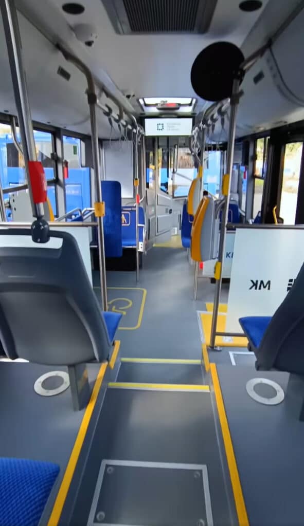 MPK Kraków podpisuje ramową umowę na 190 autobusów. W tle przyjazd Autosanów