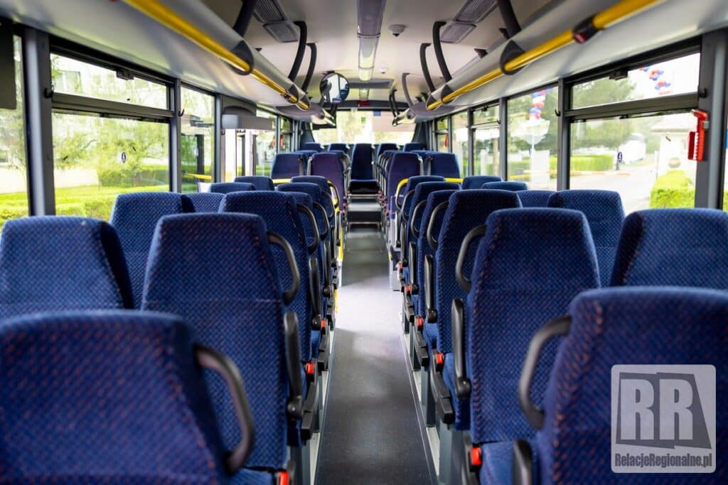 Pierwszy z trzech autobusów finansowanych z Krajowego Planu Odbudowy trafił do spółki PKS Kamienna Góra / fot. Powiatu Kamiennogórski