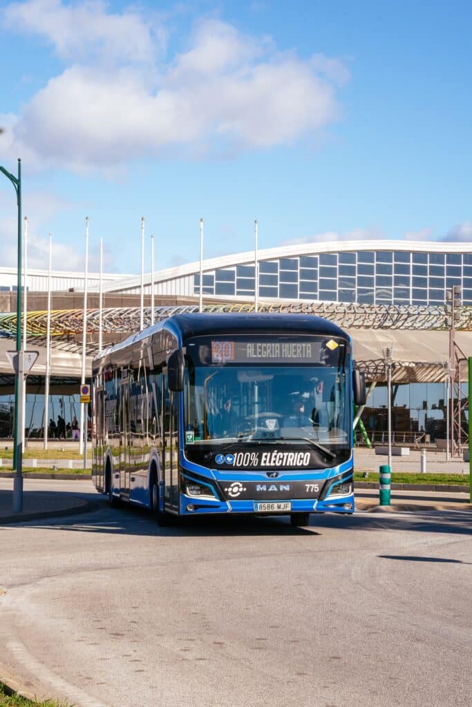 W ramach współpracy z MAN Truck & Bus, EMT Málaga znacząco rozbudowała flotę o nowoczesne pojazdy elektryczne i hybrydowe. W 2023 roku do miasta trafiło 20 elektrycznych autobusów MAN Lion’s City E o długości 12 metrów, które stały się jednym z filarów elektromobilnej transformacji w centrum Malagi. Równolegle EMT zakupiła także 12 autobusów hybrydowych w wersjach 12- i 18-metrowych