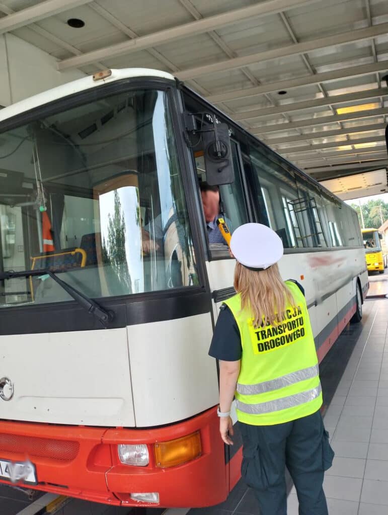Komunikacja regularna pod "okiem"  - Inspekcja Transportu rogowe kontroluje autobusy / fot. WITD Bydgoszcz