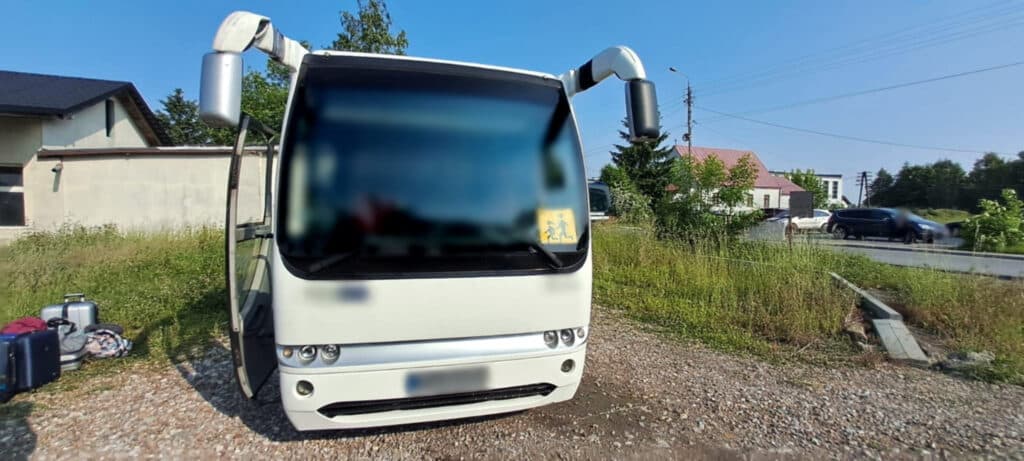 Mazowsze: Autobus z wyciekiem paliwa i niesprawnymi hamulcami miał jechać na wycieczkę