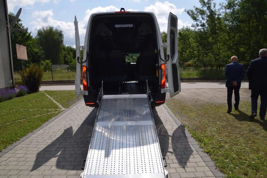 Bezpieczniej i bliżej ludzi – nowy autobus Mercus MB Sprinter dla WTZ w Połańcu / fot. UG Połaniec