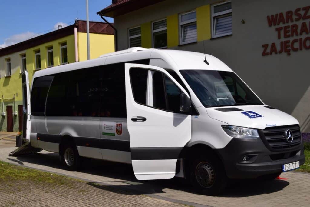 Bezpieczniej i bliżej ludzi – nowy autobus Mercus MB Sprinter dla WTZ w Połańcu / fot. UG Połaniec