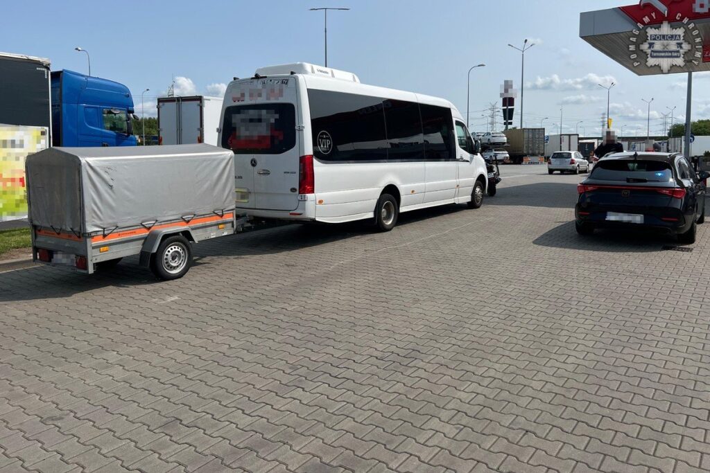 Śląskie: Miał 3 promile, kierował minibusem z 14 pasażerami i próbował przekupić policjantów