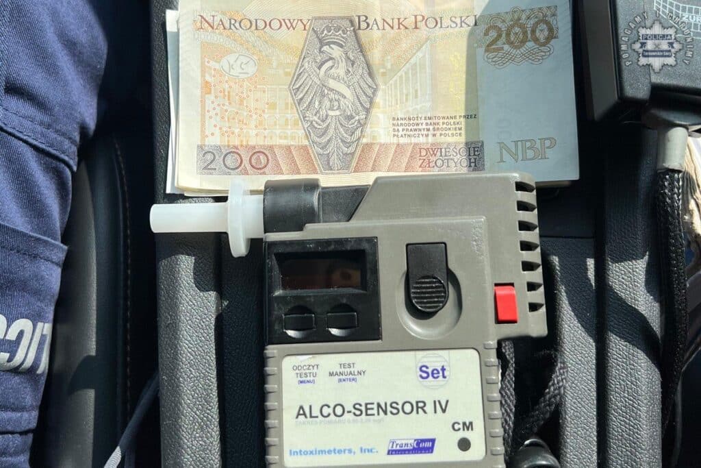 Pijany minibusem przewoził pasażerów i chciał przekupić policjantów