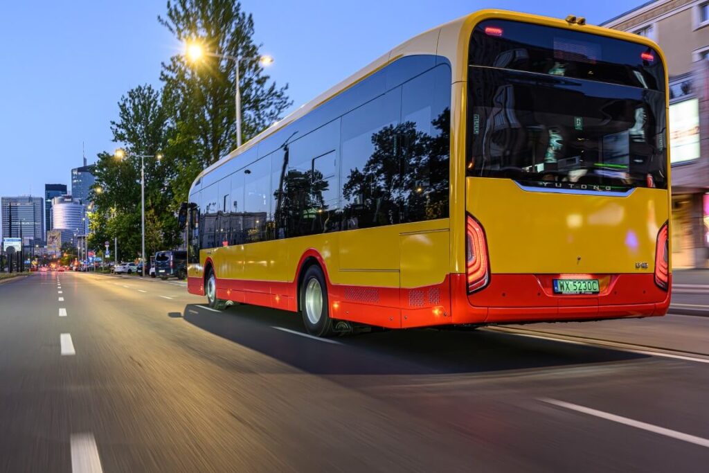 Miejskie Zakłady Autobusowe w Warszawie ponownie szukają dostawców 50 autobusów elektrycznych klasy I kategorii MEGA.