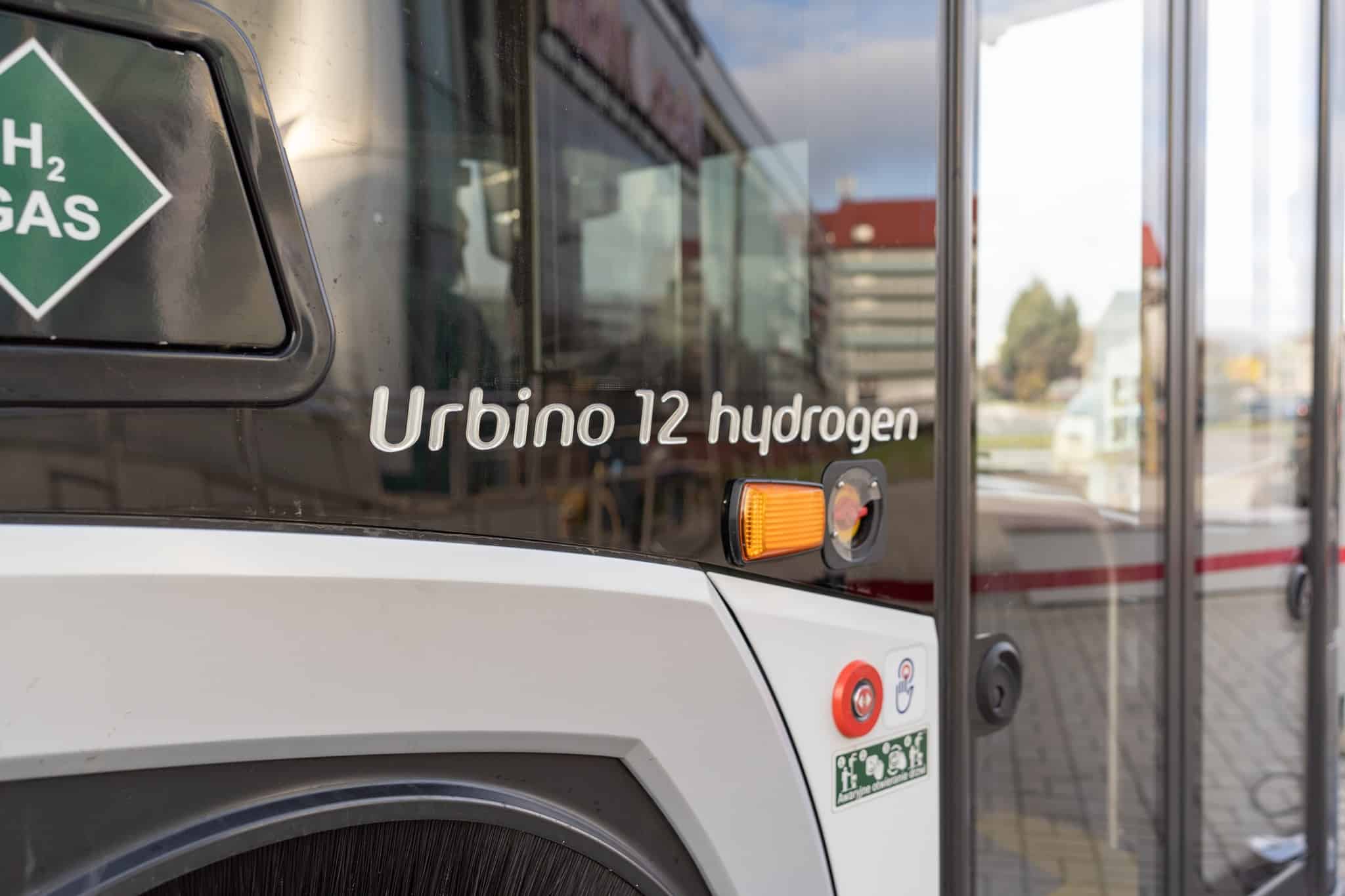 Infobus - Płock z umową na 18 autobusów wodorowych od Solarisa. Do floty KM dołączą za rok