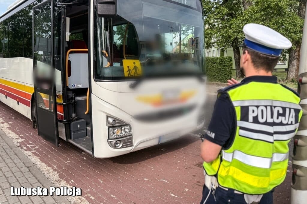 Wakacje, kontrole i bezpieczeństwo. Policja zwiększa nadzór nad autobusami i kierowcami