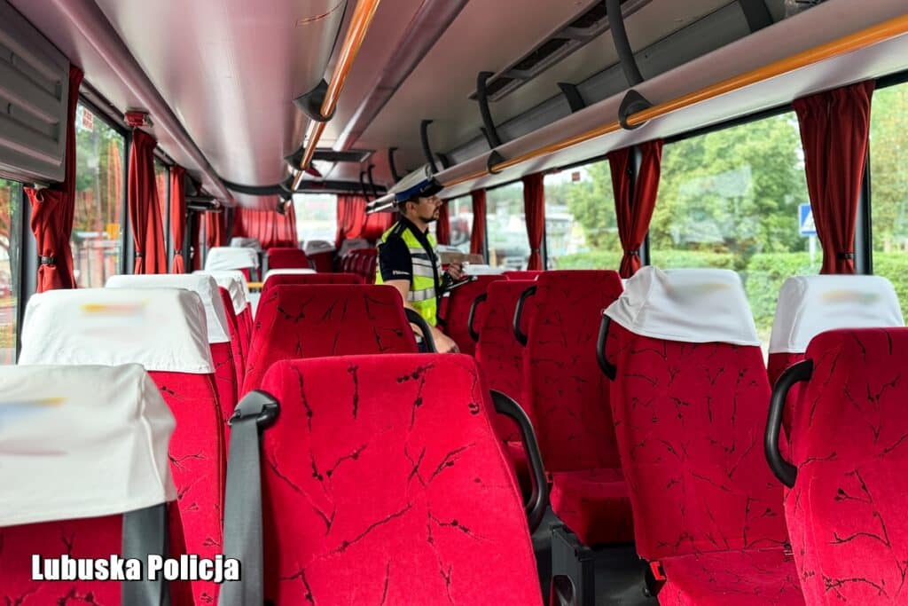 Wakacje, kontrole i bezpieczeństwo. Policja zwiększa nadzór nad autobusami i kierowcami