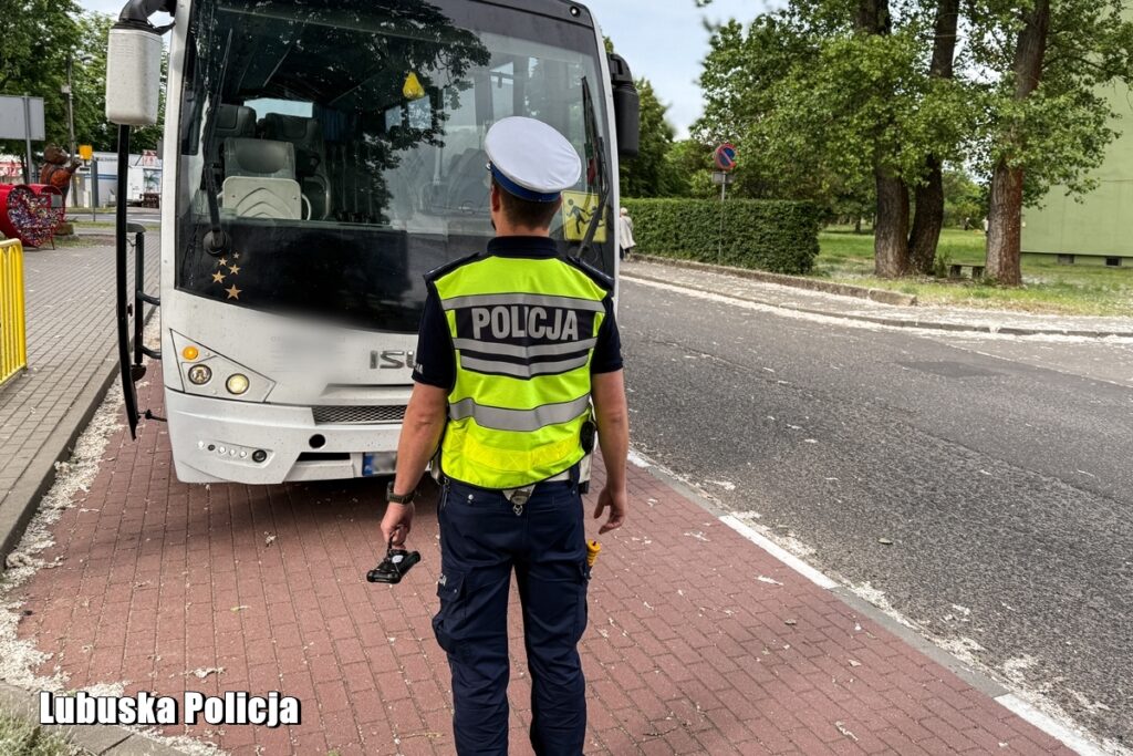 Wakacje, kontrole i bezpieczeństwo. Policja zwiększa nadzór nad autobusami i kierowcami