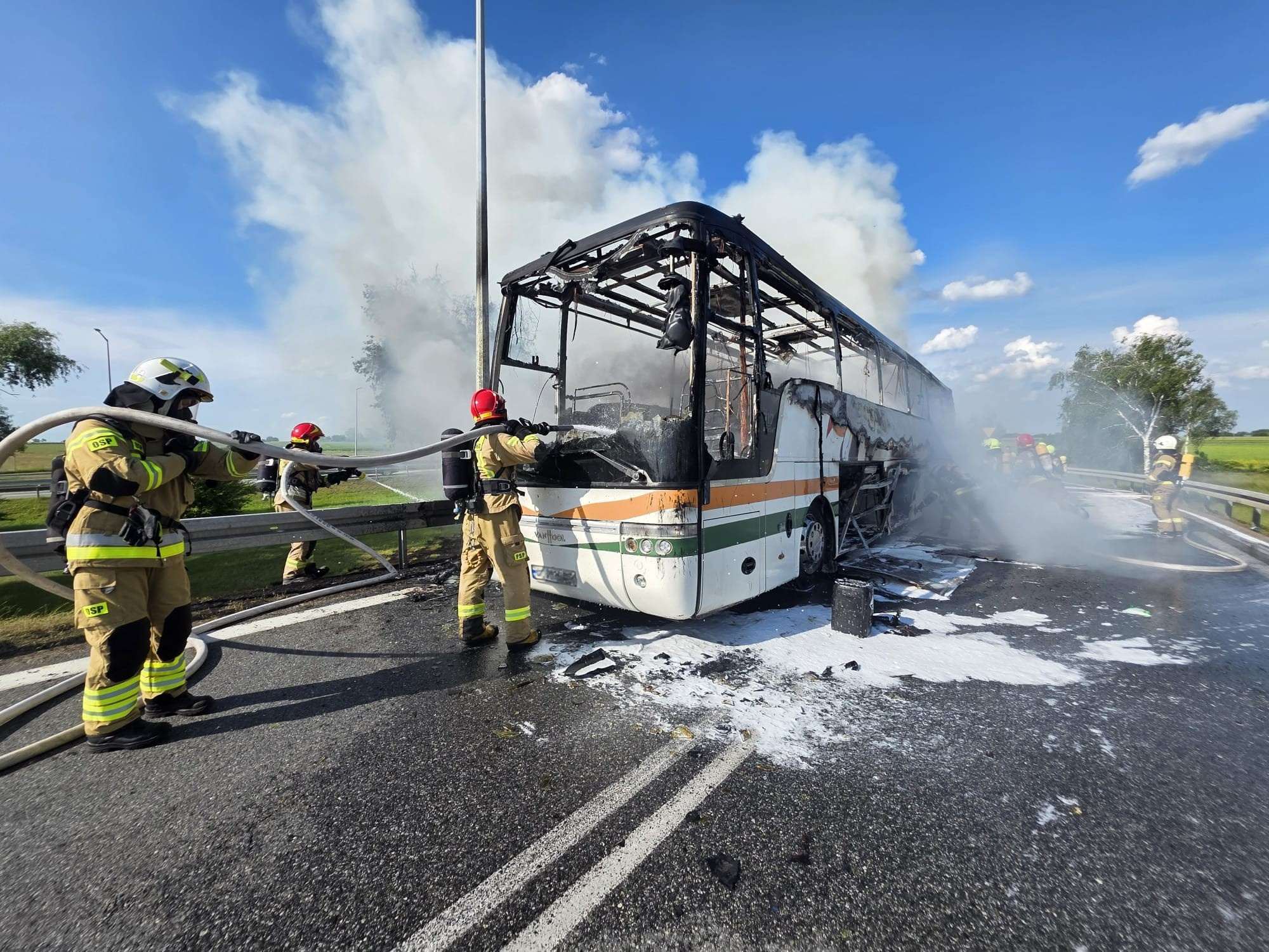 Infobus - Wielkopolska: Pożar rejsowego autokaru na A2. Pasażerowie ewakuowani
