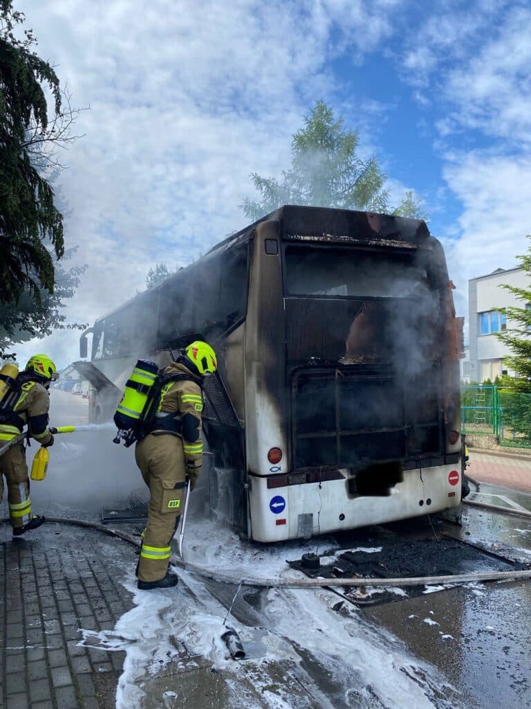 W Tąpkowicach doszło do pożaru autokaru, który miał przewieźć dzieci na wycieczkę. / fot. OSP Tąpkowice