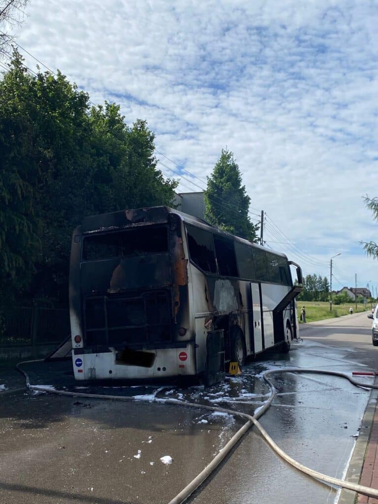 W Tąpkowicach doszło do pożaru autokaru, który miał przewieźć dzieci na wycieczkę. / fot. OSP Tąpkowice