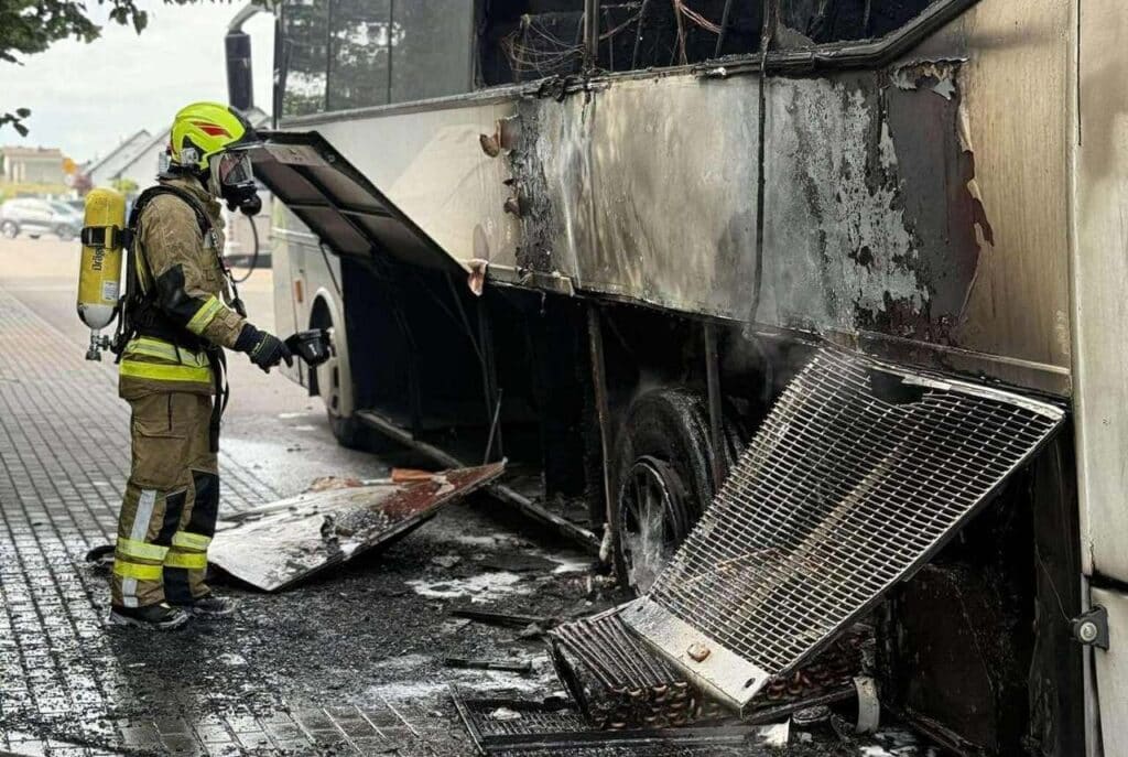 Pożar autokaru w Tąpkowicach. Pasażerowie nie zdążyli wsiąść, kiedy wybuchł ogień fot. OSP Tąpkowice