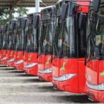 Myślał przez 6 s MPK SUBBUS w Nowej Soli realizuje strategię przejścia na transport zeroemisyjny – oto, co wiemy o najnowszych zakupach i planach: W listopadzie 2024 spółka uzyskała unijne wsparcie (ok. 85%) na zakup **czterech elektrycznych autobusów o długości około 9 m**, z zasięgiem do **250 km**, które wyruszą na trasy Nowej Soli i sąsiednich gmin pod koniec **2026 roku** ([nowasol.pl][1]). Łącznie na ten cel przewidziano inwestycję w wysokości około **10 mln zł**, w tym dwie mobilne ładowarki . Od sierpnia 2024 MPK SUBBUS testowało w ruchu rzeczywistym elektryczny midibus **King Long PEV9** (9,2 m, 62 osoby, bateria LFP, zasięg ponad 300 km). Testy były otwarte dla mieszkańców i trwały tydzień, co pozwoliło zebrać oceny pasażerów dotyczące komfortu i funkcjonalności ([poscigi.pl][2]). Wcześniej chińska jednostka przetestowała ponad 1 000 km po lokalnych trasach, co zwiększyło pewność spółki co do wyboru technologii . Obecnie tabor SUBBUS to 30 autobusów zasilanych dieslem (marki Solaris i Autosan, plus wynajmowany Setra) i planowane są kolejne przetargi na pojazdy elektryczne oraz infrastrukturę ładowania – spółka pracuje nad specyfikacją przetargową ([nowasol.pl][1]). **Podsumowanie**: Nowa Sól przygotowuje się do wdrożenia pierwszych elektrycznych autobusów midi (4 sztuki) z mobilnym ładowaniem, finansowanych z UE – mają pojawić się w ruchu w 2026 r. Na potrzeby wyboru technologii spółka przeprowadziła testy realnego pojazdu (King Long PEV9). Jeśli chcesz, mogę przedstawić plan przetargów, zestawienie modeli albo porównać tę strategię z innymi miastami. [1]: https://nowasol.pl/aktualnosci/informacje/w-2026-roku-elektryki-wyjada-na-ulice-jest-dofinansowanie-zakupu-nowych-autobusow/07-11-2024?utm_source=chatgpt.com "Oficjalny serwis miejski Nowej Soli - nowasol.pl" [2]: https://poscigi.pl/nowa-sol-testuje-autobusy-elektryczne-zaprasza-mieszkancow-do-darmowych-przejazdow/?utm_source=chatgpt.com "Nowa Sól testuje autobusy elektryczne. Zaprasza mieszkańców do ..."
