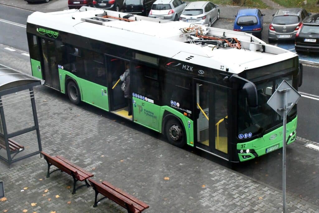 Piotrków Trybunalski domawia 1 MEGA elektrobus. Najlepiej takiej marki jak zamówione krótkie. Analiza SWZ