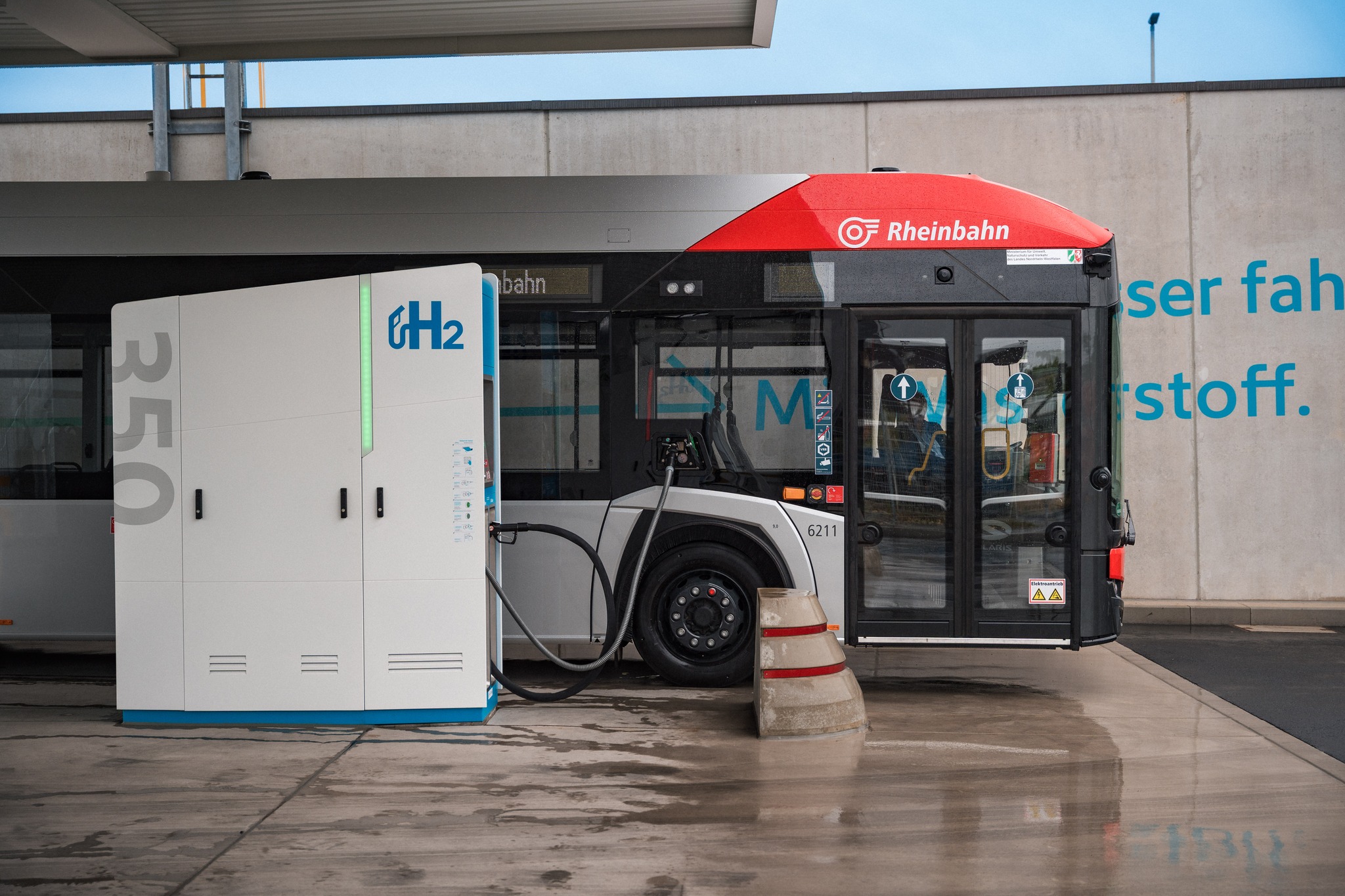 Infobus - Największą stację wodorową w Europie ma Dusseldorf. Tankują tam autobusy Solarisa od Rheinbahn