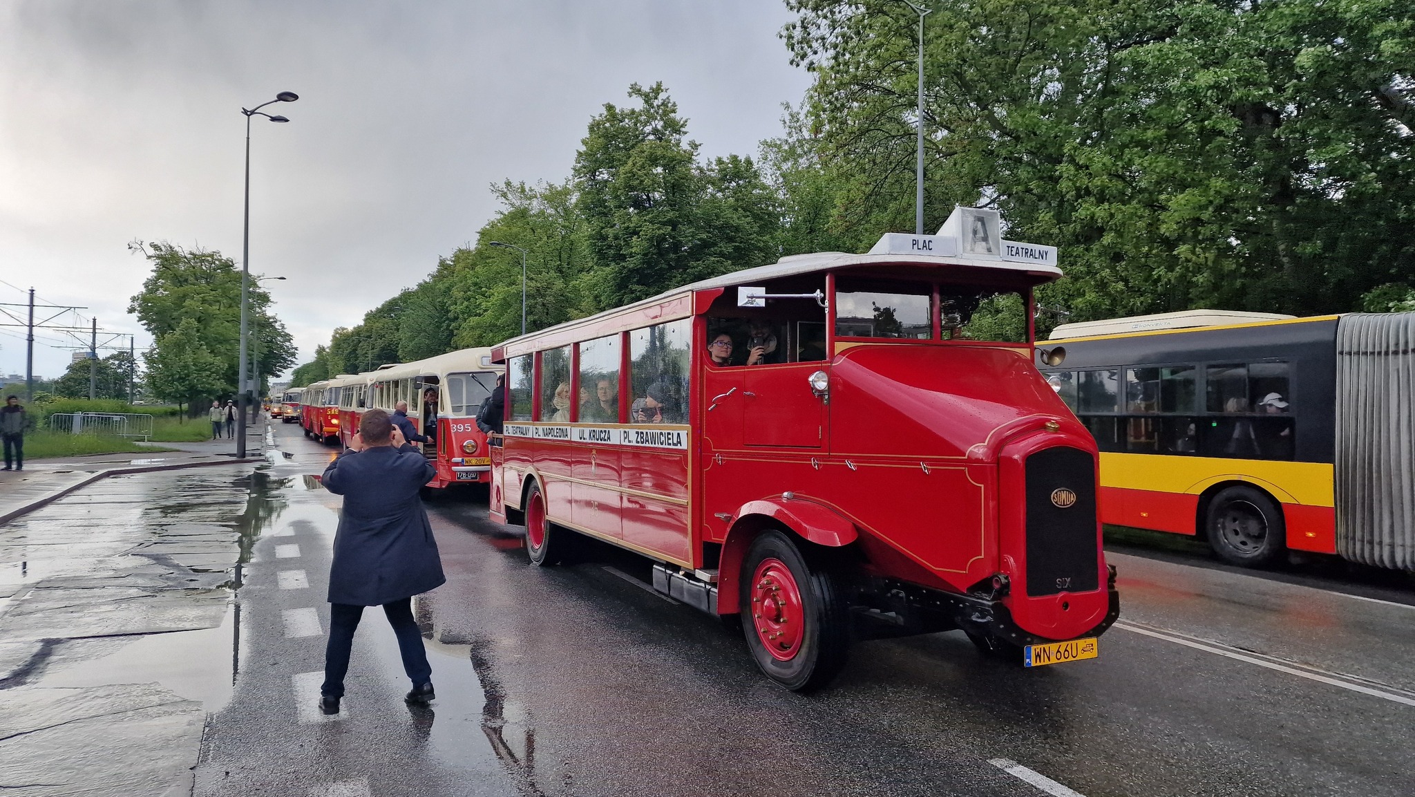 Infobus - Warszawa: 105 lat temu ruszyły pierwsze autobusy miejskie. Z Placu Zbawiciela na Zamkowy