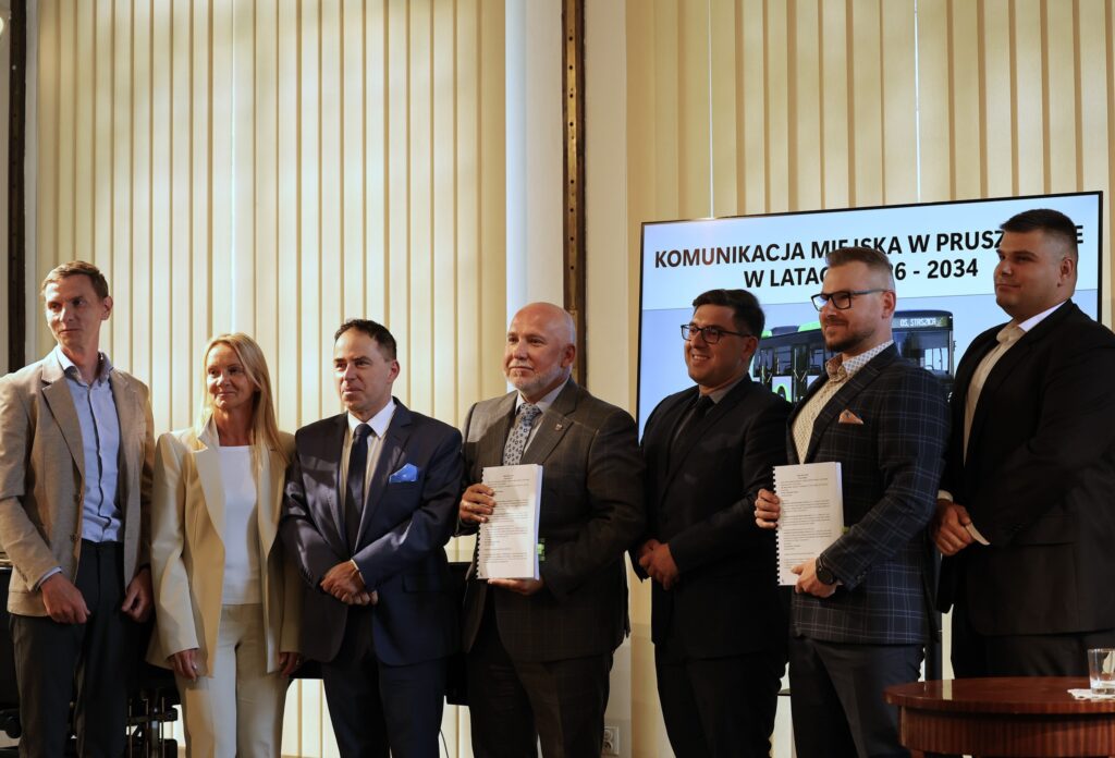 W Pruszkowie podpisano umowy na obsługę komunikacji miejskiej w nowym 8-letnim kontrakcie za 99 mln zł.