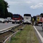 Autobus uderzył w bariery na A2. 46 osób na pokładzie, jedna ranna