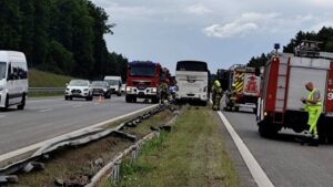 Autobus uderzył w bariery na A2. 46 osób na pokładzie, jedna ranna
