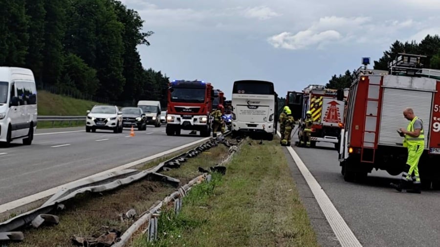 Wielkopolska: Autobus uderzył w bariery na A2. 46 osób na pokładzie, kierowca ranny fot OSP Łomnica