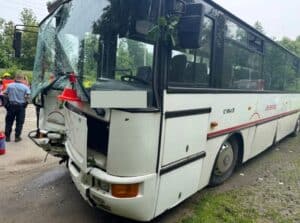Czechy: Autobus z dziećmi uderzył w drzewo – 21 poszkodowanych. W akcji polscy strażacy