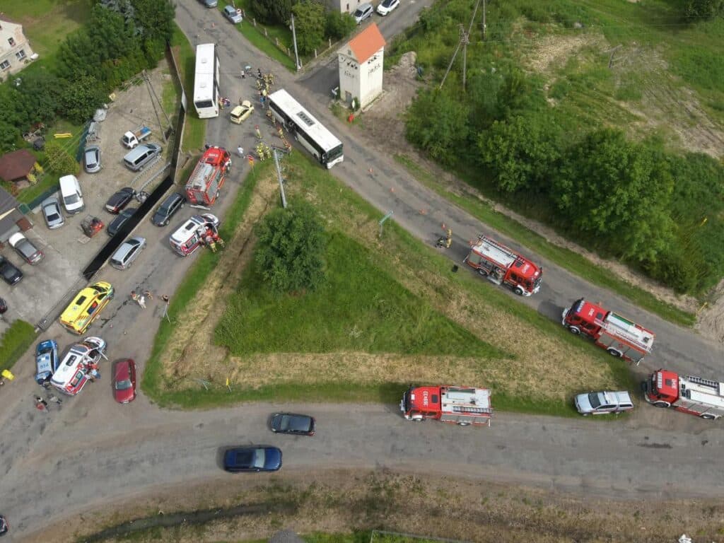 Zderzenie osobówki z autobusem szkolnym w Jezierzanach. Troje dzieci w szpitalu