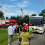 Zderzenie osobówki z autobusem szkolnym w Jezierzanach. Troje dzieci w szpitalu