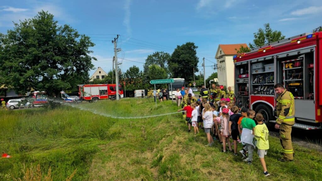 Zderzenie osobówki z autobusem szkolnym w Jezierzanach. Troje dzieci w szpitalu / fot. asp. Kacper Czyżewski / KM PSP w Legnicy