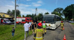 Zderzenie osobówki z autobusem szkolnym w Jezierzanach. Troje dzieci w szpitalu
