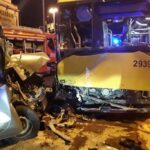 Nocny wypadek w Łodzi. Van staranował miejski autobus