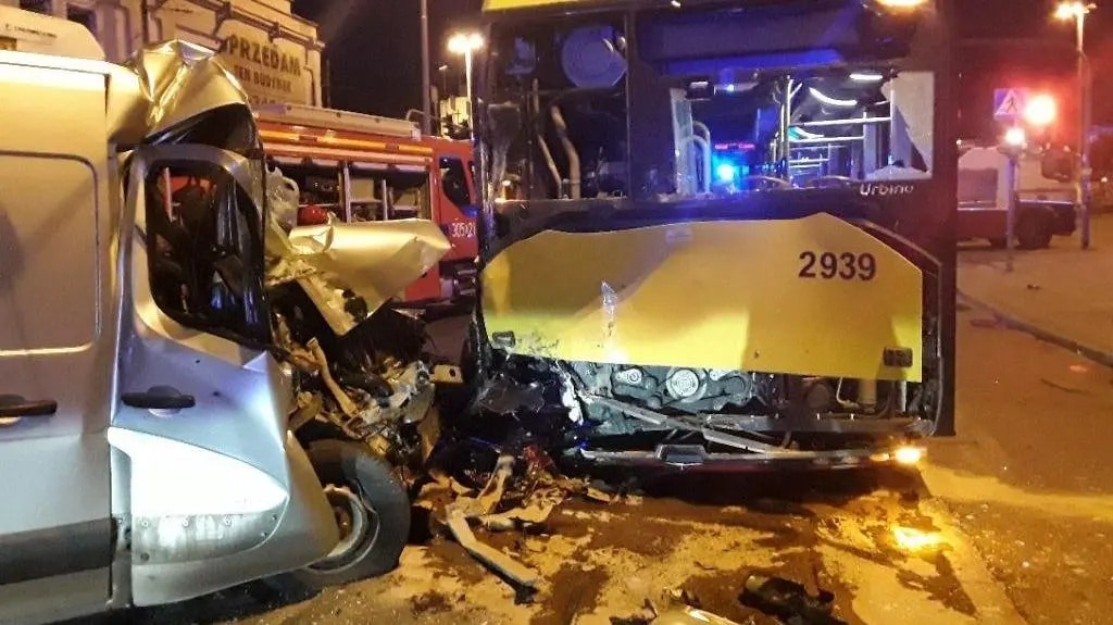 Łódź: Zmiażdżona kabina vana po uderzeniu w autobus miejski. Kierowca w szpitalu