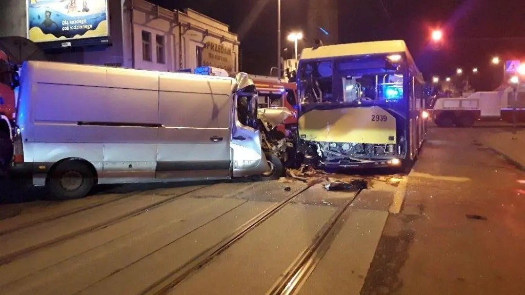 Nocny wypadek w Łodzi. Van staranował miejski autobus / fot. PSP Łódź