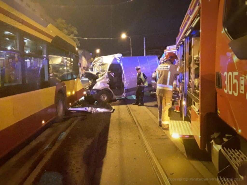 Nocny wypadek w Łodzi. Van staranował miejski autobus / fot. PSP Łódź