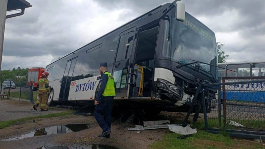 Autobus PKS Bytów wypadł z drogi w Miłocicach. Kierowca zasłabł za kierownicą