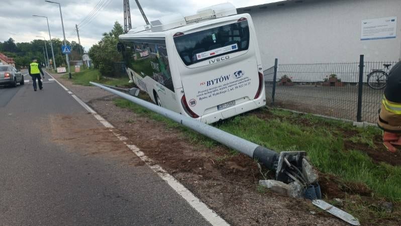 Autobus PKS Bytów wypadł z drogi w Miłocicach. Kierowca zasłabł za kierownicą fot. Policja