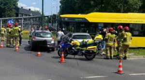 Dwa auta wjechały w miejski autobus w Sosnowcu.