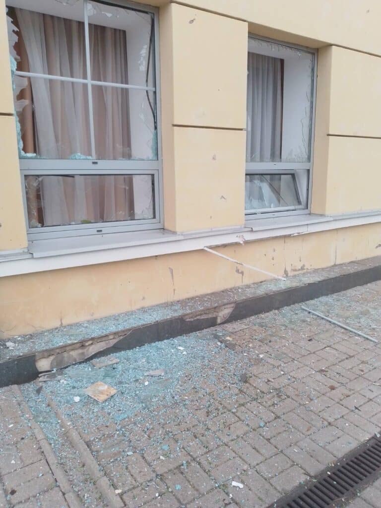 Blacha w oknach, hełm na głowie maszynistów. Ukraińska kolej pod ostrzałem, ale nie zatrzymuje się foto: UZ