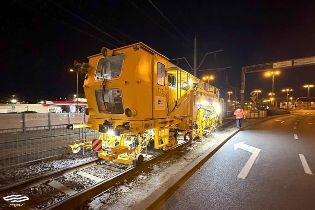 Nocne podbijanie torów tramwajowych w Poznaniu. Dla komfortu i bezpieczeństwa pasażerów foto: MPK Poznań