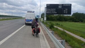 33-latka jechała rowerem drogą ekspresową