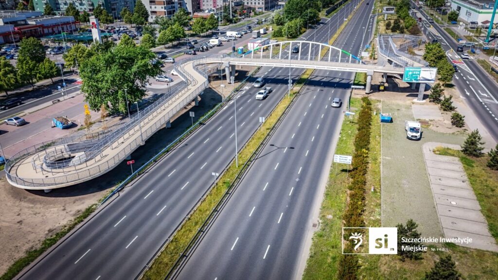 Szczecin/ Otwarto 36-metrową kładkę nad główną ulicą wjazdową do miasta
