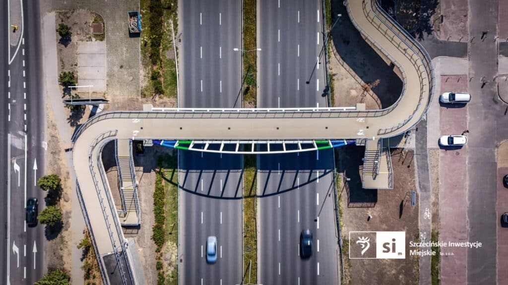 Szczecin: Rowerem i pieszo przez nową kładkę nad główną ulicą wjazdową do miasta