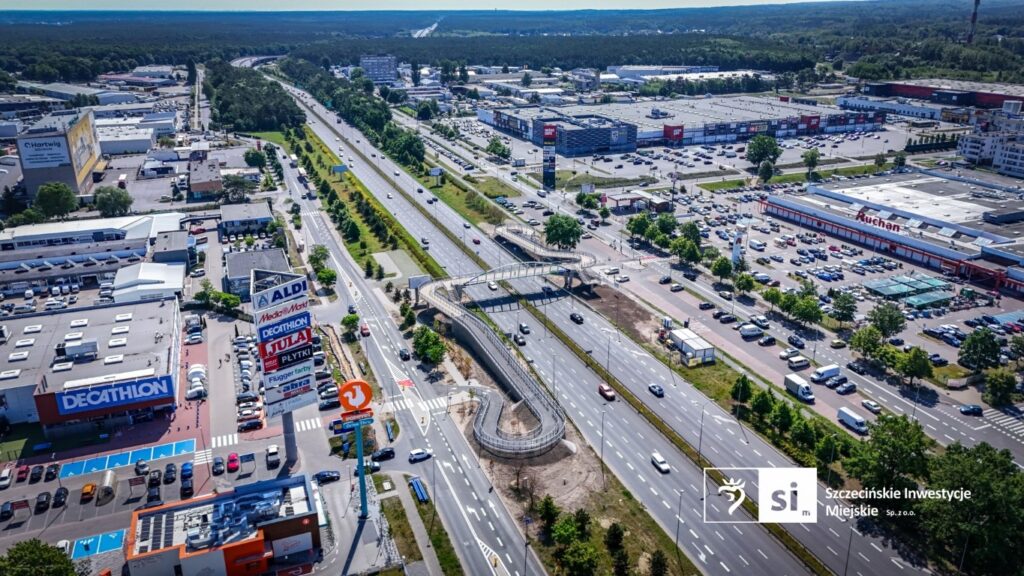 Szczecin/ Otwarto 36-metrową kładkę nad główną ulicą wjazdową do miasta